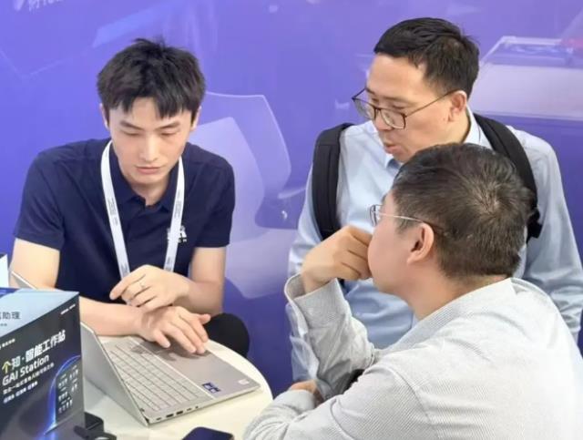 每日互动携全栈AI产品亮相 WAIC,个知·智能工作站为政企办公带来实用级AI解决方案