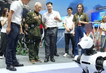 九旬老兵穿戴外骨骼火遍全网，它来自中国兵器远山智行