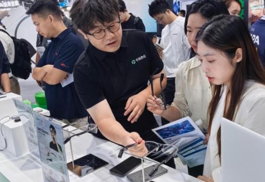 大眼橙携手钉钉入局AI办公硬件，AI听记眼镜亮相云栖大会